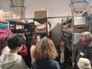 Alcuni ragazzi in visita alla sede Caritas di Gozzano