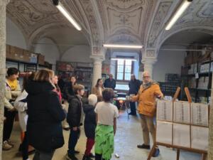 Alcuni ragazzi in visita alla sede Caritas di Gozzano